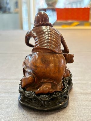 A Chinese fine huanghuali sculpture of a Luohan on a zitan stand, Qianlong mark, 19/20th C. — photo 2