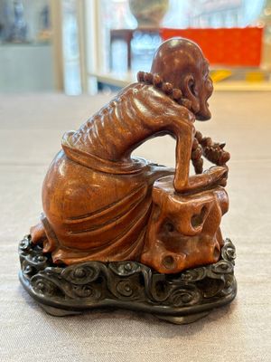 A Chinese fine huanghuali sculpture of a Luohan on a zitan stand, Qianlong mark, 19/20th C. — photo 3