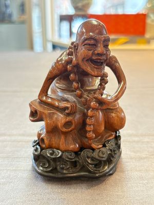 A Chinese fine huanghuali sculpture of a Luohan on a zitan stand, Qianlong mark, 19/20th C. — photo 4