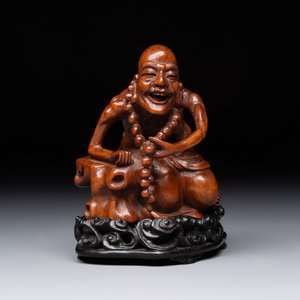 A Chinese fine huanghuali sculpture of a Luohan on a zitan stand, Qianlong mark, 19/20th C. — photo 3