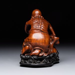 A Chinese fine huanghuali sculpture of a Luohan on a zitan stand, Qianlong mark, 19/20th C. — photo 5