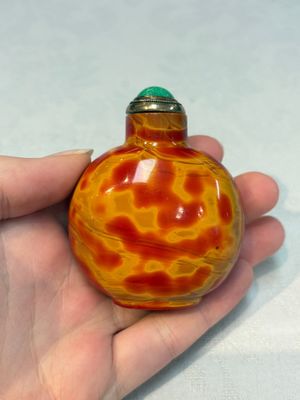 A Chinese 'Fired Up' glass snuff bottle, probably from the imperial Beijing glass workshop, 1720-1840 — photo 1