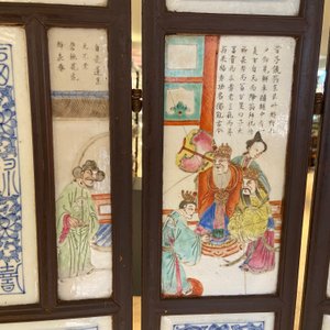 A Chinese five-fold wooden screen with famille rose plaques, 19th C. — 照片 13
