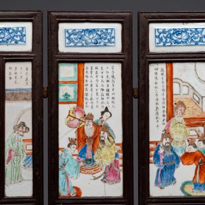 A Chinese five-fold wooden screen with famille rose plaques, 19th C. — 照片 5