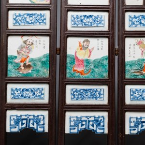 A Chinese five-fold wooden screen with famille rose plaques, 19th C. — 照片 7