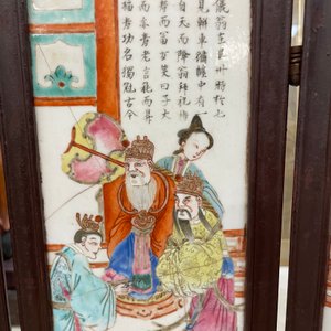 A Chinese five-fold wooden screen with famille rose plaques, 19th C. — 照片 9