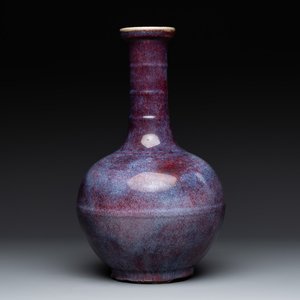 A Chinese flambé-glazed bottle vase, 18/19th C. — photo 1