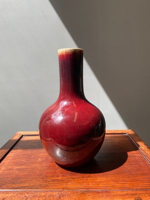 A Chinese flambé-glazed bottle vase, 18/19th C. — photo 1