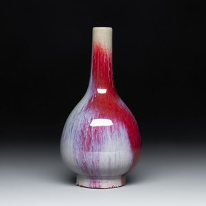 A Chinese flambé-glazed bottle vase, Qianlong mark, 19/20th C. — foto 1