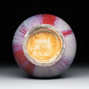 A Chinese flambé-glazed bottle vase, Qianlong mark, 19/20th C. — foto 5