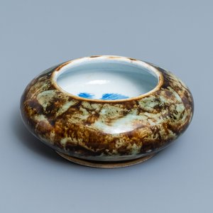 A Chinese flambé-glazed brush washer with blue and white 'crabs' design, 19/20th C. — 照片 1