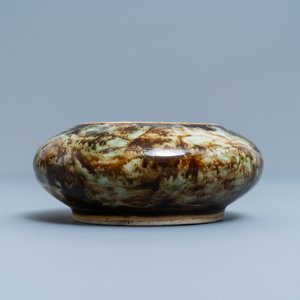 A Chinese flambé-glazed brush washer with blue and white 'crabs' design, 19/20th C. — 照片 5
