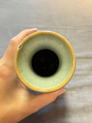 A Chinese flambé-glazed cylindrical jardinière and two celadon-glazed vases, 19th C. — 照片 11