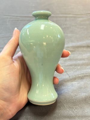 A Chinese flambé-glazed cylindrical jardinière and two celadon-glazed vases, 19th C. — 照片 13