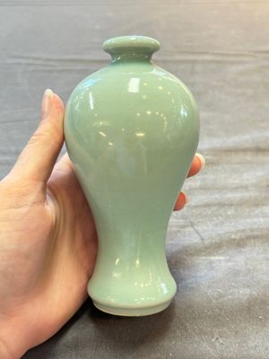 A Chinese flambé-glazed cylindrical jardinière and two celadon-glazed vases, 19th C. — 照片 14