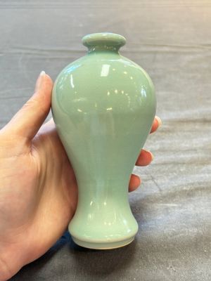 A Chinese flambé-glazed cylindrical jardinière and two celadon-glazed vases, 19th C. — 照片 15