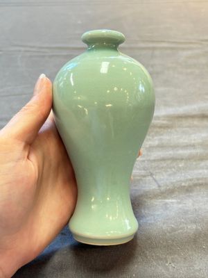 A Chinese flambé-glazed cylindrical jardinière and two celadon-glazed vases, 19th C. — 照片 16