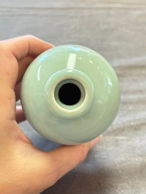 A Chinese flambé-glazed cylindrical jardinière and two celadon-glazed vases, 19th C. — 照片 17