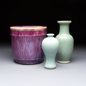 A Chinese flambé-glazed cylindrical jardinière and two celadon-glazed vases, 19th C. — 照片 1