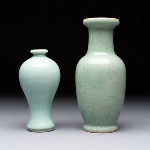 A Chinese flambé-glazed cylindrical jardinière and two celadon-glazed vases, 19th C. — 照片 11