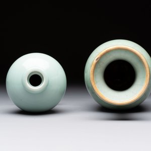 A Chinese flambé-glazed cylindrical jardinière and two celadon-glazed vases, 19th C. — 照片 12