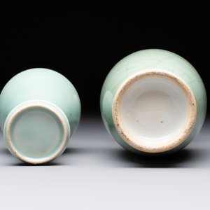 A Chinese flambé-glazed cylindrical jardinière and two celadon-glazed vases, 19th C. — 照片 13
