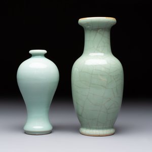 A Chinese flambé-glazed cylindrical jardinière and two celadon-glazed vases, 19th C. — 照片 8