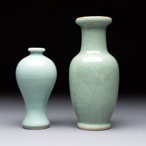 A Chinese flambé-glazed cylindrical jardinière and two celadon-glazed vases, 19th C. — 照片 9
