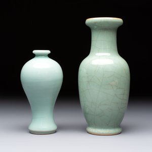 A Chinese flambé-glazed cylindrical jardinière and two celadon-glazed vases, 19th C. — 照片 10