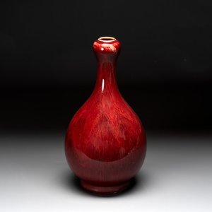 A Chinese flambé-glazed garlic-mouth vase, Qianlong mark, 19/20th C. — photo 1