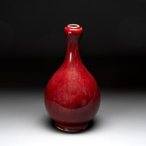 A Chinese flambé-glazed garlic-mouth vase, Qianlong mark, 19/20th C. — photo 2