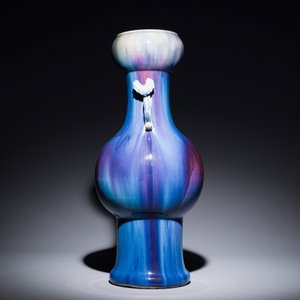 A Chinese flambé-glazed garlic-mouth vase with ruyi handles, 19th C. — photo 2
