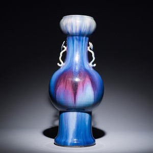 A Chinese flambé-glazed garlic-mouth vase with ruyi handles, 19th C. — 照片 3