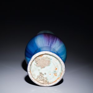 A Chinese flambé-glazed garlic-mouth vase with ruyi handles, 19th C. — 照片 6