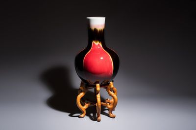 A Chinese flambé-glazed tianqiu ping vase on foldable stand, Jingdezhen mark, 20th C.