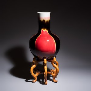 A Chinese flambé-glazed tianqiu ping vase on foldable stand, Jingdezhen mark, 20th C. — photo 1