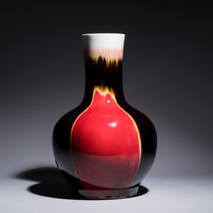 A Chinese flambé-glazed tianqiu ping vase on foldable stand, Jingdezhen mark, 20th C. — photo 2