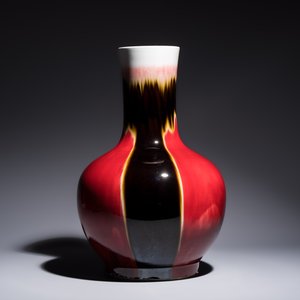 A Chinese flambé-glazed tianqiu ping vase on foldable stand, Jingdezhen mark, 20th C. — photo 3