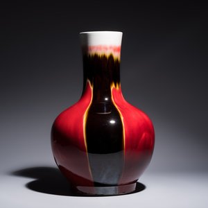 A Chinese flambé-glazed tianqiu ping vase on foldable stand, Jingdezhen mark, 20th C. — photo 4