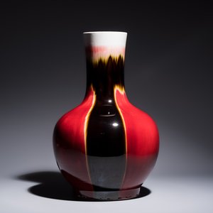 A Chinese flambé-glazed tianqiu ping vase on foldable stand, Jingdezhen mark, 20th C. — photo 5