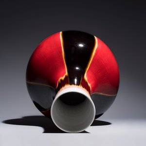 A Chinese flambé-glazed tianqiu ping vase on foldable stand, Jingdezhen mark, 20th C. — photo 6