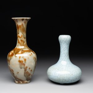 A Chinese flambé-glazed vase and a ge-type garlic-mouth vase, 19th C. — photo 1