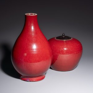 A Chinese flambé-glazed vase and a jar with wooden cover, 19th C. — 照片 1