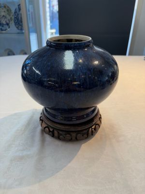 A Chinese flambé-glazed vase on a wooden stand, 19th C. — 照片 1