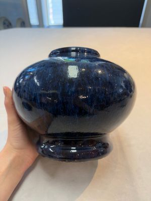 A Chinese flambé-glazed vase on a wooden stand, 19th C. — 照片 2