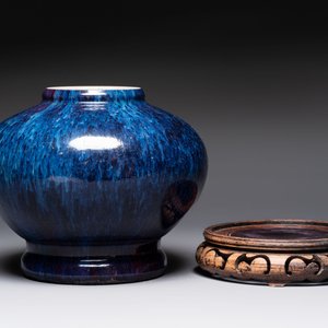 A Chinese flambé-glazed vase on a wooden stand, 19th C. — 照片 2
