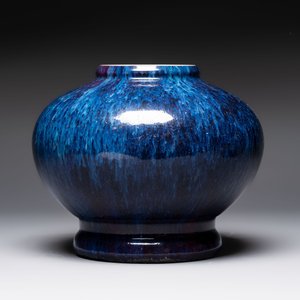 A Chinese flambé-glazed vase on a wooden stand, 19th C. — 照片 3