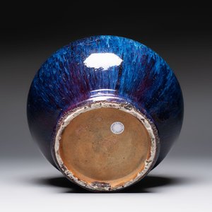 A Chinese flambé-glazed vase on a wooden stand, 19th C. — 照片 6