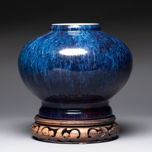 A Chinese flambé-glazed vase on a wooden stand, 19th C. — photo 1