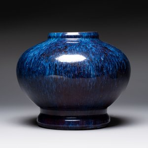 A Chinese flambé-glazed vase on a wooden stand, 19th C. — photo 4